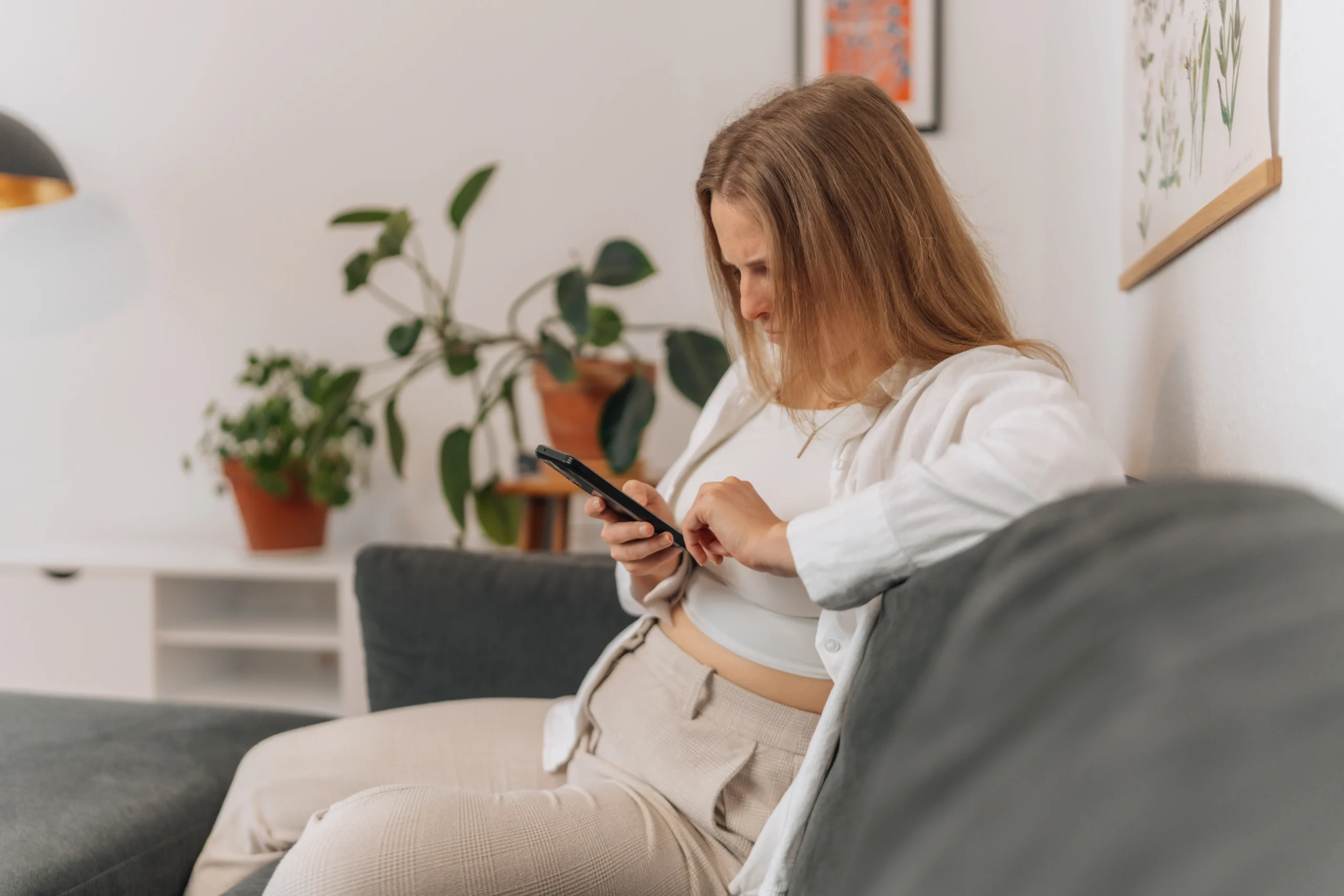Junge Frau sucht online Informationen zu Neurodermitis an der Fußsohle.