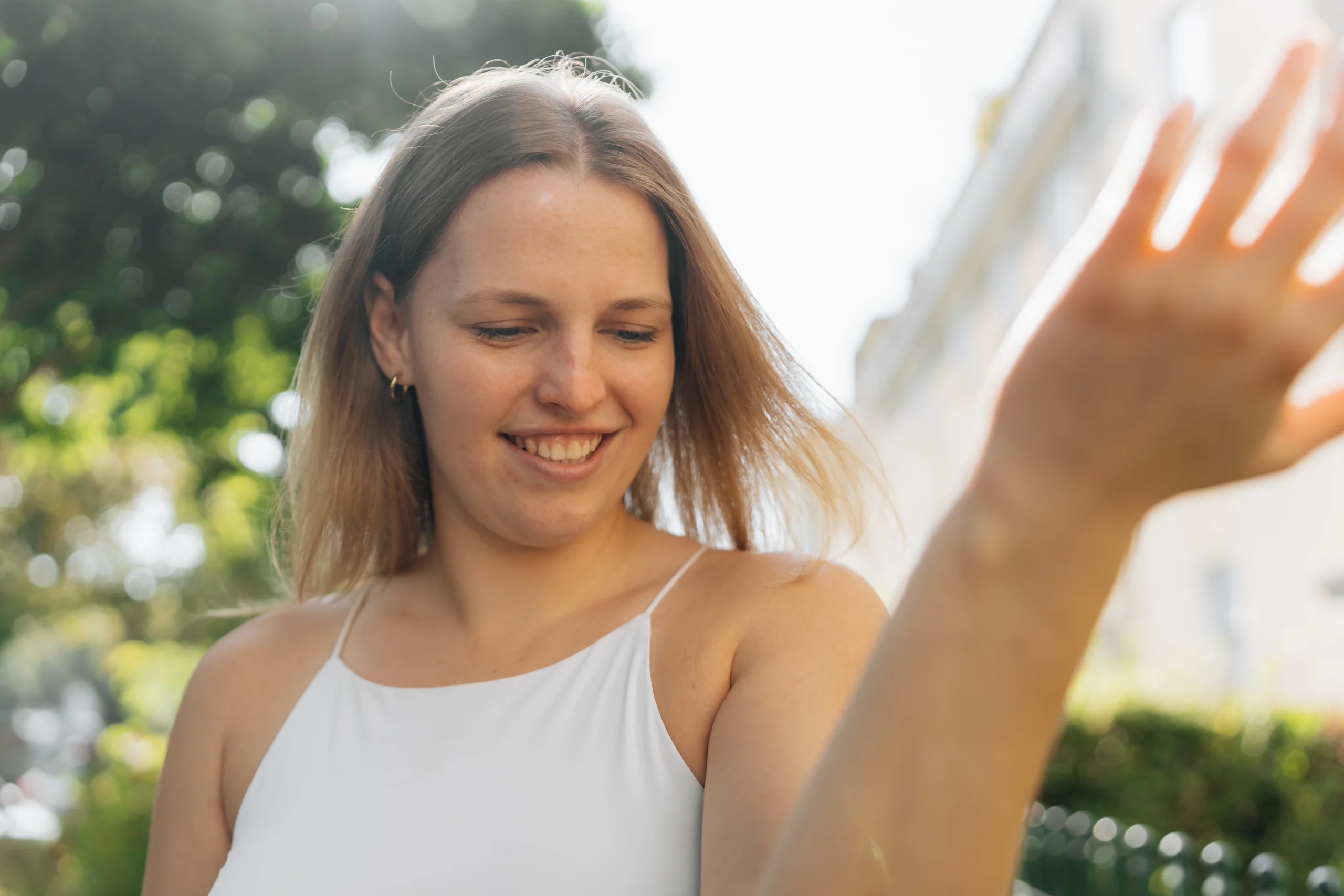 Eine junge Frau genießt die Sonne auf ihrer Haut